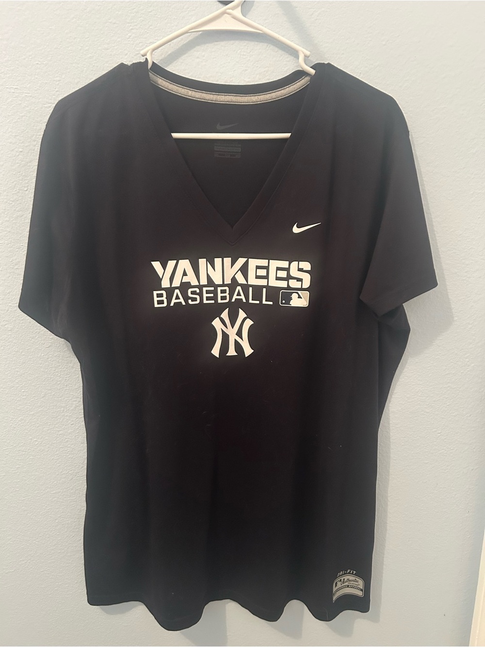 Nike Navy Yankees Baseball V‑Neck Tee with White Logos